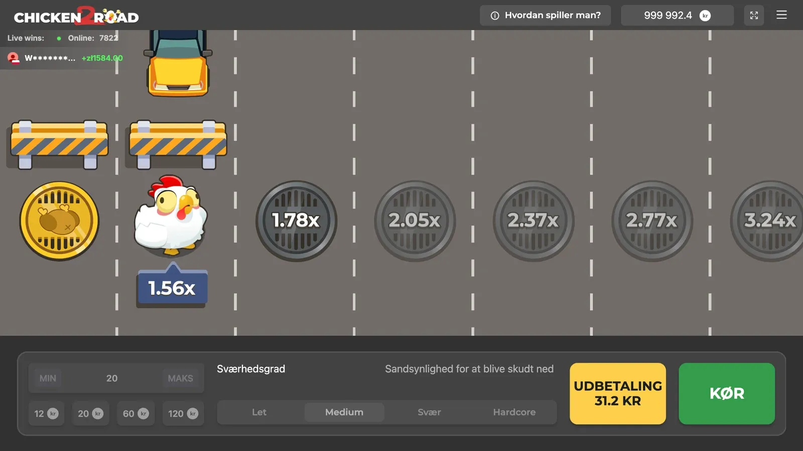 Chicken Road 2 i den danske demo: vejen med biler og barrierer, multiplikatoren 1,56x under kyllingen og knapperne Udbetaling og Kør